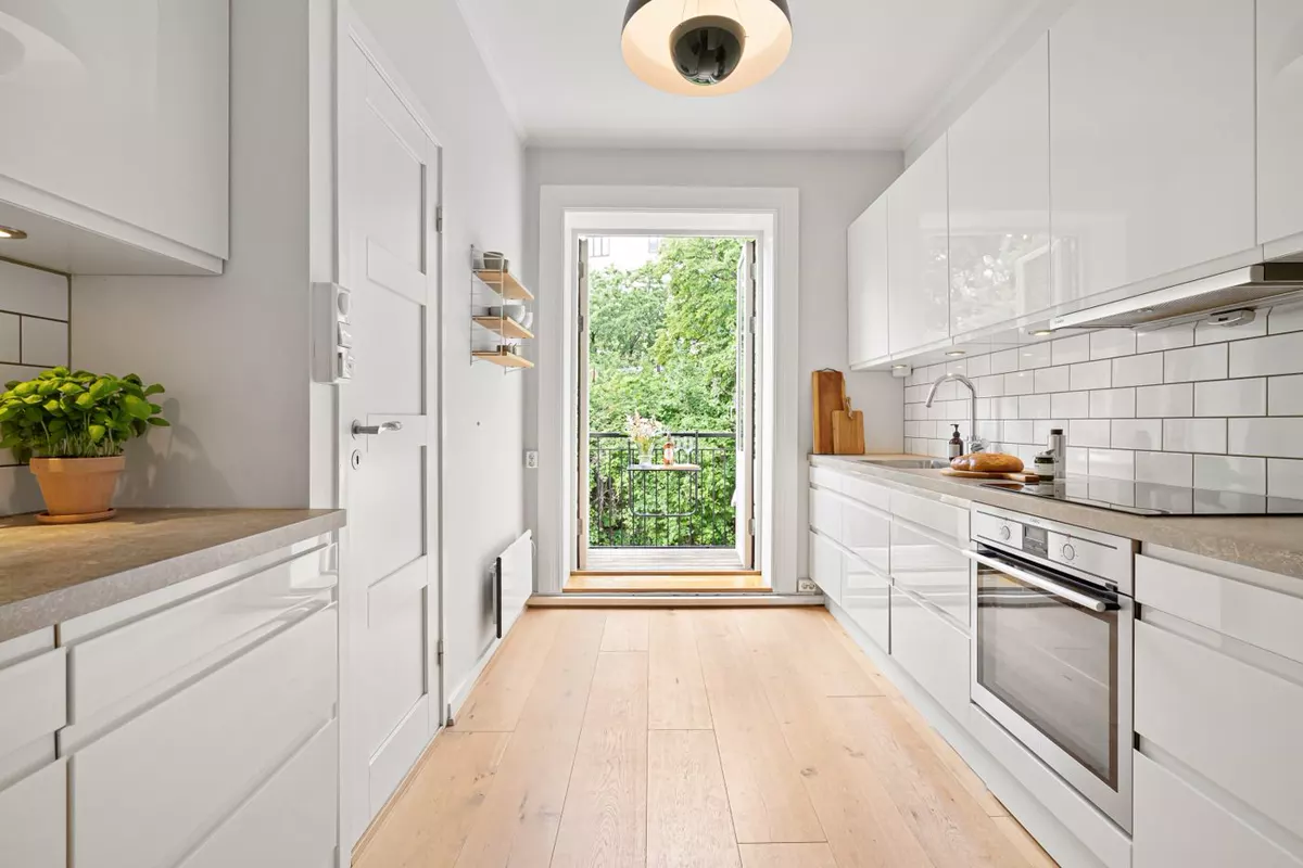 Wohnküche mit Holzdetails als neutrales Bestandsmotiv für Schloß Neuhaus